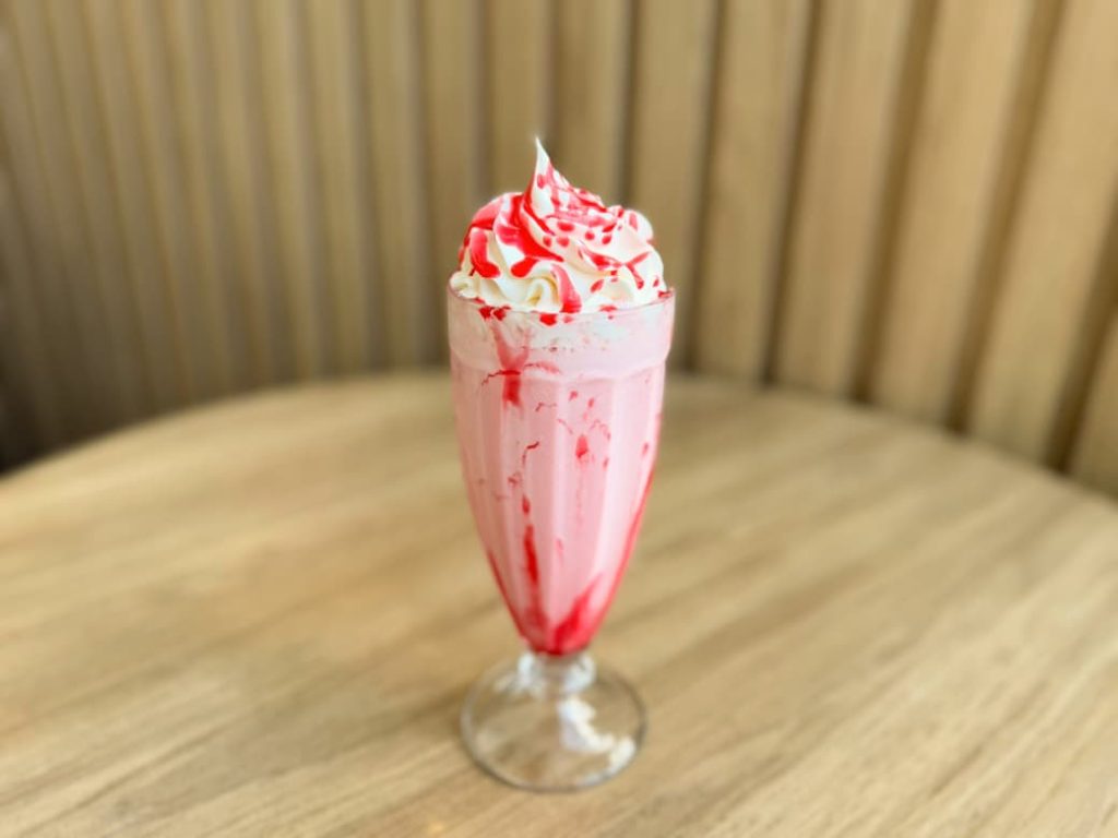 5. Milkshake cremoso_ A nostalgia que vem com canudo